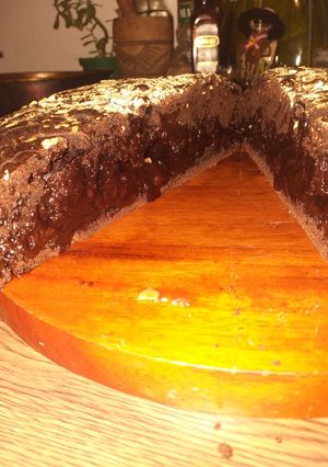 Una foto de Torta de chocolate y frutilla (vegana)