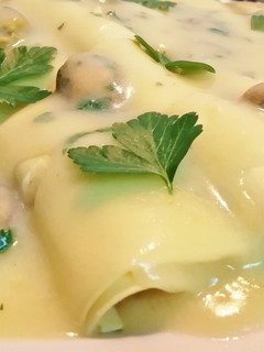 Una foto de Canelones rellenos de pescado con Velouté de Mejillones