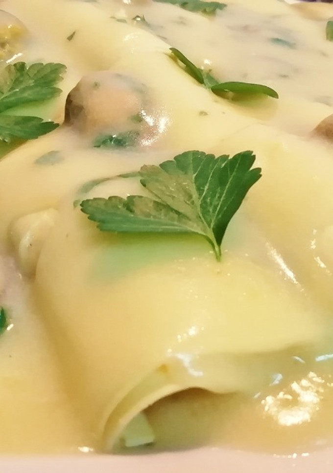Una foto de Canelones rellenos de pescado con Velouté de Mejillones