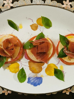 Una foto de Ensalada caprese con jamón serrano