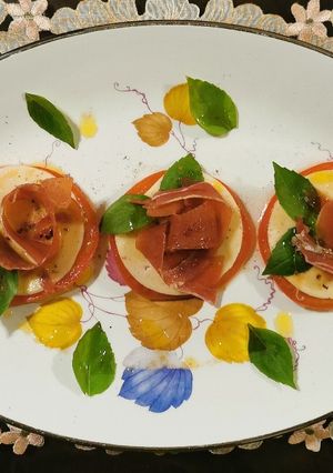Una foto de Ensalada caprese con jamón serrano