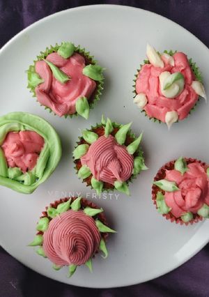 Foto resep Simple Cupcakes with icing vanilla flower decoration ala Venny