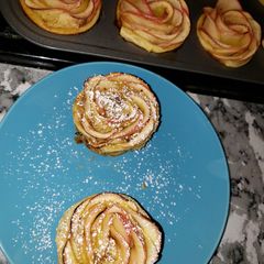 A picture of Holmestead Cookin': Apple Roses.