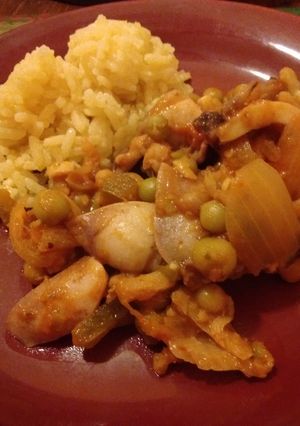 Una foto de Aletas de calamar con arvejas en salsa brava