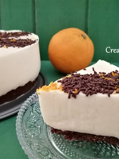 Una foto de Tarta fría de naranja, queso fresco batido y yogur