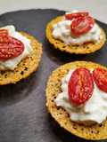 Bruschette di pane in crosta di parmigiano con stracciatella e confit 🍅🧀🥖
