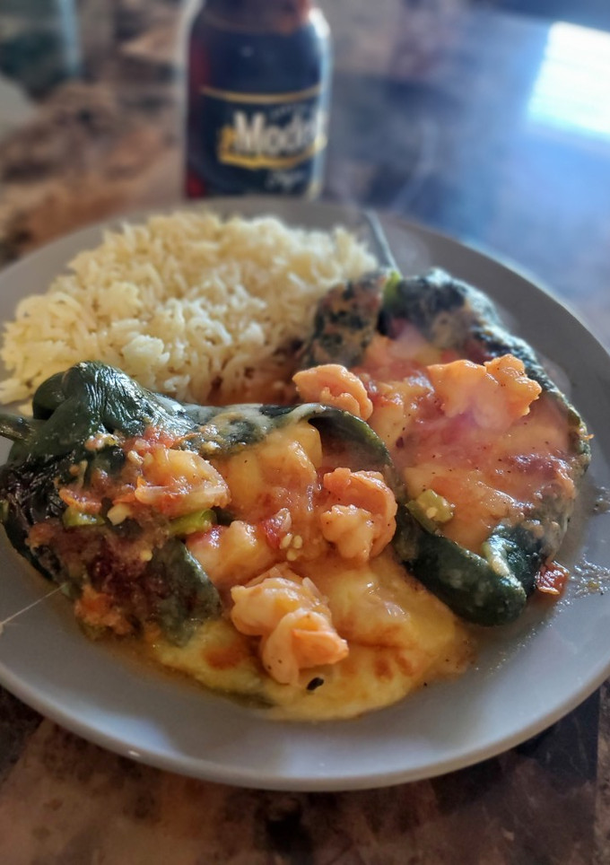 Una foto de Chiles rellenos con camarón 🦐🦐🦐