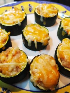 Una foto de Calabacines rellenos de cebolla y pechuga de pavo