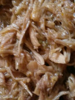 Una foto de Pollo mechado con cebolla y vino dulce