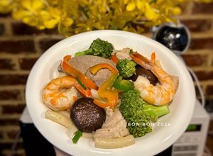 Hình của món Nui Xào Tôm Súp Lơ.