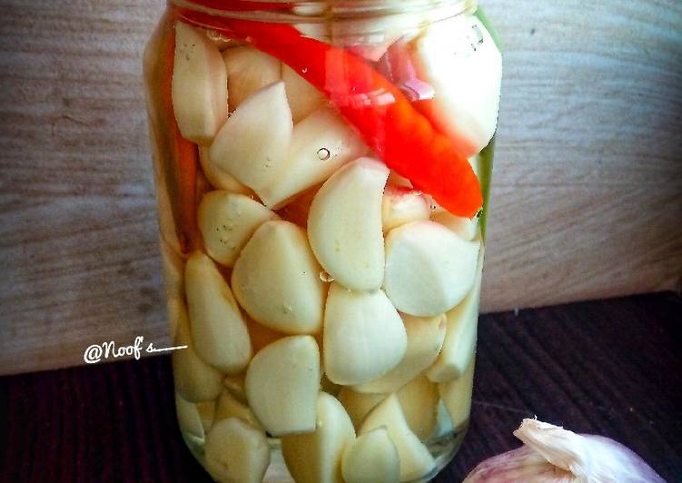 Langkah Mudah untuk Membuat Sweet Spicy Garlic Pickle (Acar Bawang putih pedas manis), Lezat Sekali