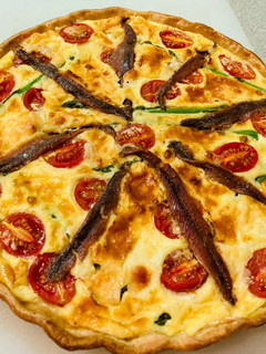 Una foto de Quiche de anchoas, tomates cherry y espárragos