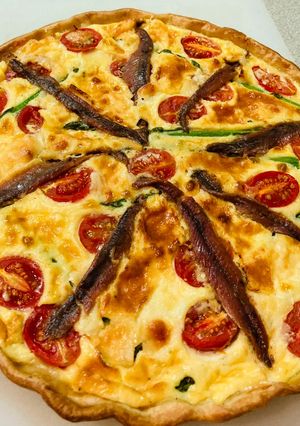 Una foto de Quiche de anchoas, tomates cherry y espárragos