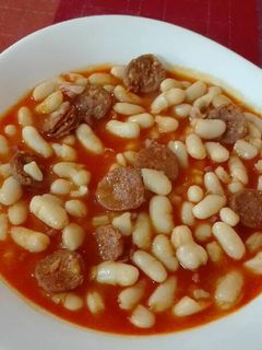 Una foto de Alubias con chorizo y jamón