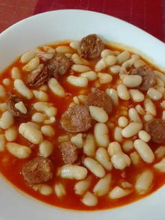 Una foto de Alubias con chorizo y jamón