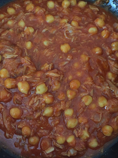 Una foto de Garbanzos fritos con atún y salsa de tomate
