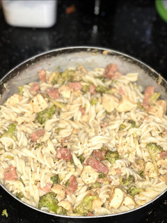 Una foto de Pastas con pollo, brócoli y chorizo