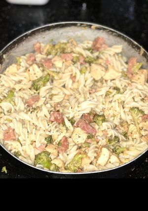 Una foto de Pastas con pollo, brócoli y chorizo