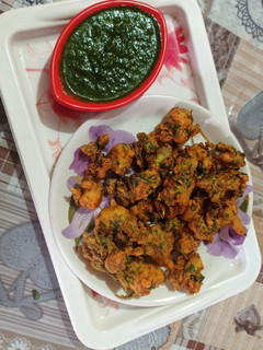 फूलगोभी धनिया पत्ती के पकौडे (fulgobhi dhaniya patti ke pakode recipe in Hindi) रेसिपी मुख्य फोटो