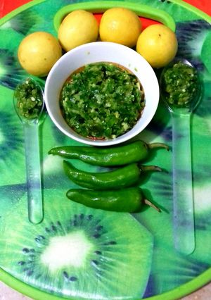 A picture of Hari Mirch Lehson & lemon ki Chutney.