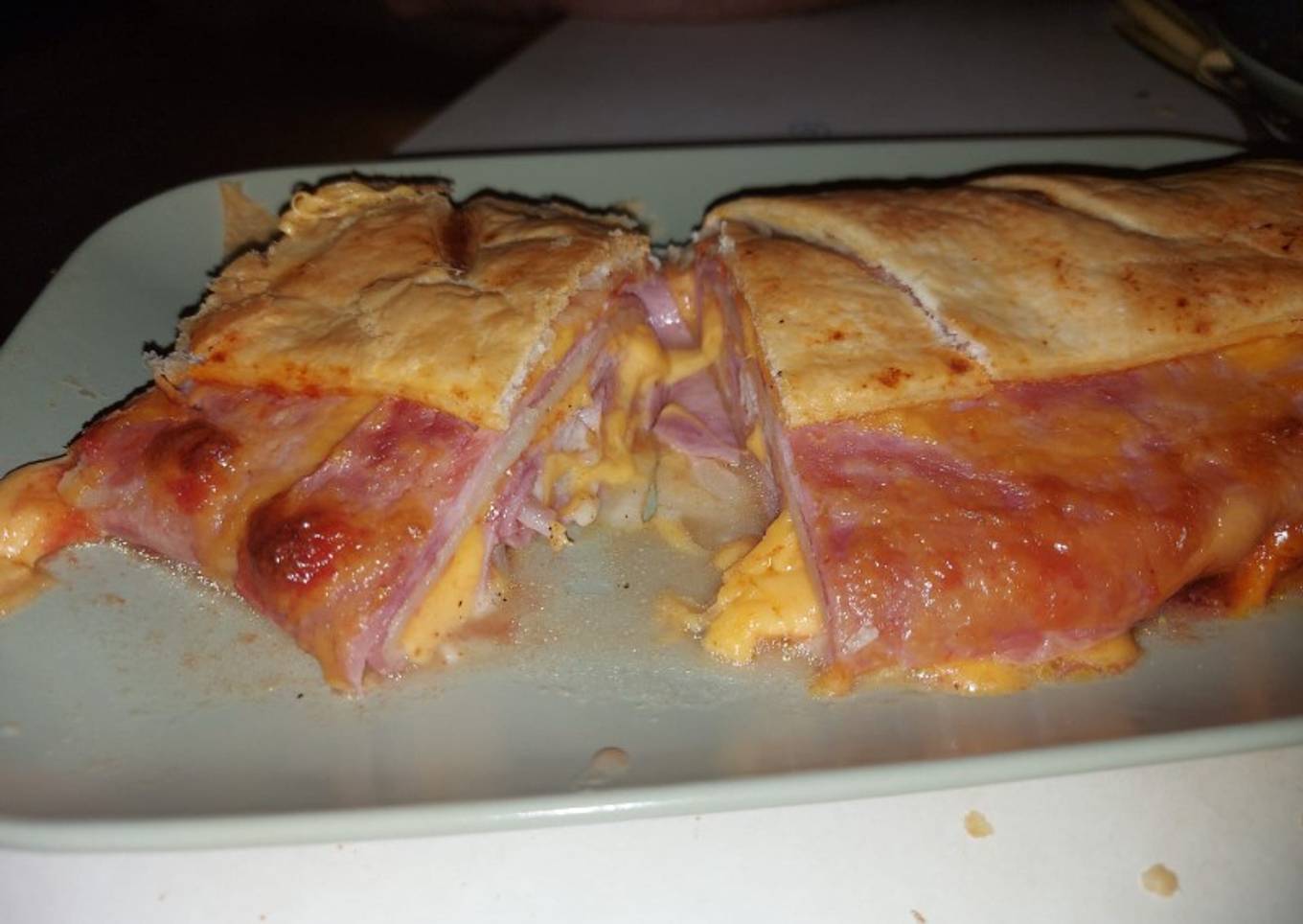 Rollo de hojaldre relleno de lacón y cheddar