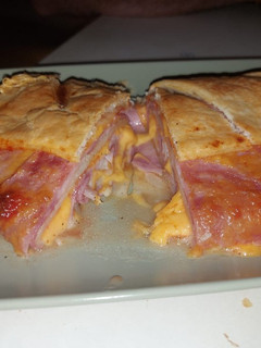 Una foto de Rollo de hojaldre relleno de lacón y cheddar
