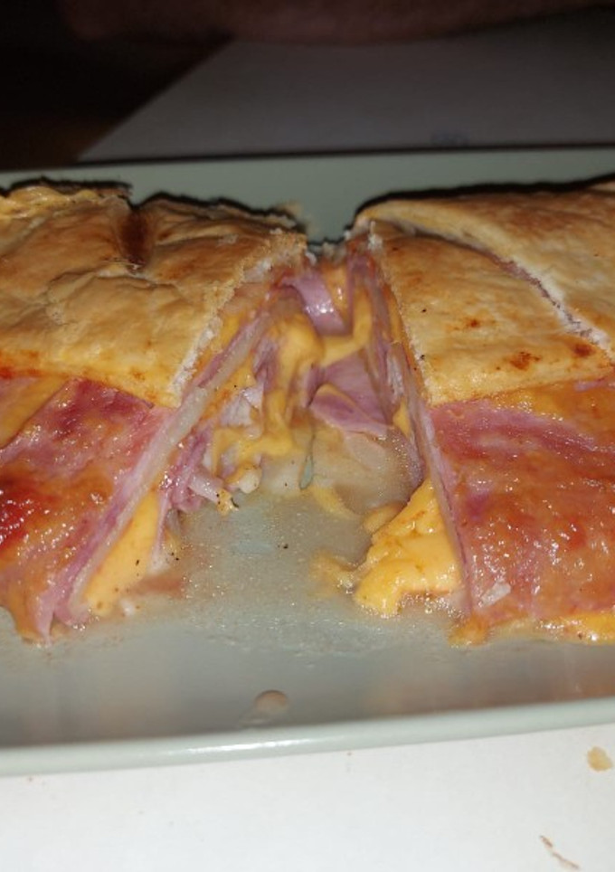 Una foto de Rollo de hojaldre relleno de lacón y cheddar