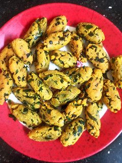 मेथी मुठिया(methi muthiya recipe in hindi) रेसिपी मुख्य फोटो