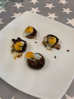 Una foto de Champiñones rellenos de jamón ibérico