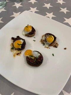 Una foto de Champiñones rellenos de jamón ibérico