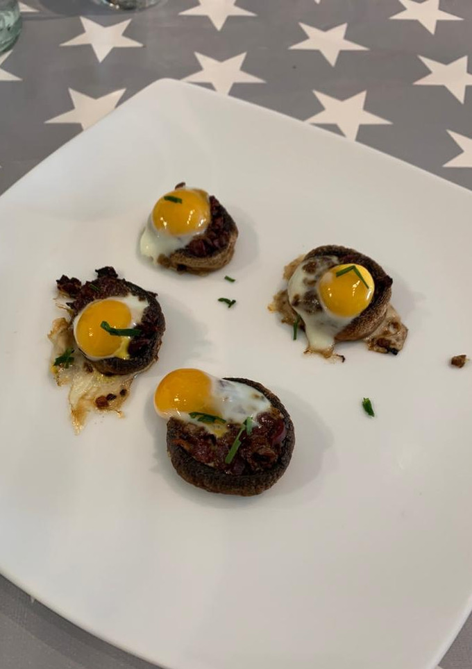 Una foto de Champiñones rellenos de jamón ibérico