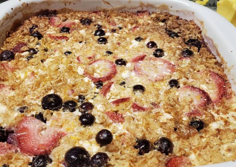 Tasty And Delicious of Strawberry and Blueberry baked oatmeal