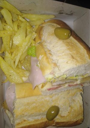 Una foto de Sándwich completito