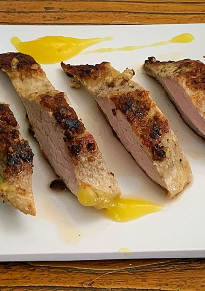 Una foto de Secreto de cerdo macerado en pomelo (con salsa de melocotón)