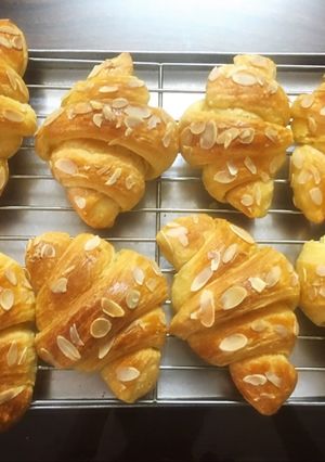 Hình của món Croissant (Bánh sừng bò).