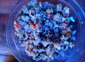 Una foto de Quinoa combinada con verduras