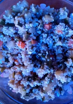 Una foto de Quinoa combinada con verduras