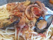 Una foto de pastas con almejas y mejillones