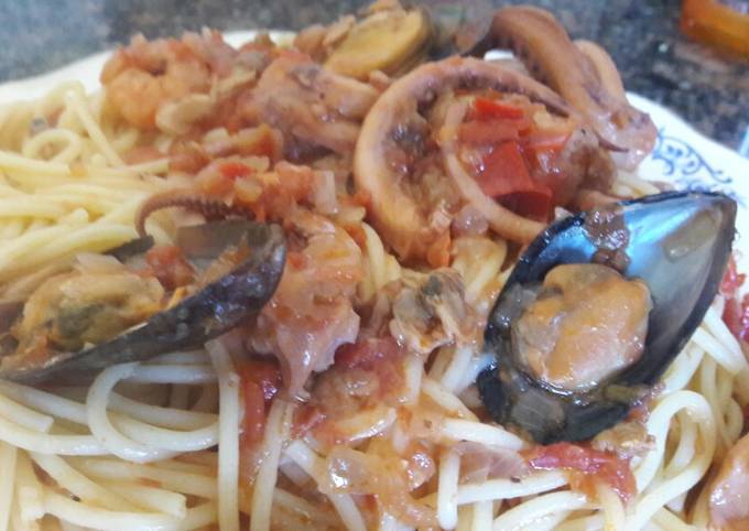 Spaghetti con salsa de mariscos Receta de Guillermo Guzman- Cookpad
