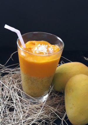 मॅंगो लेअर स्मुदी (mango layer smoothie recipe in marathi) रेसिपी चे मुख्य फोटो