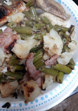 A picture of Cauliflower, Green Beans, and Ham pieces.