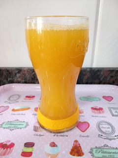 Una foto de Zumo de mango, manzanilla y té verde