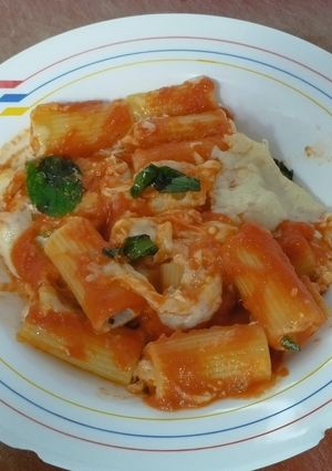 Una foto de Macarrones XL rellenos de bonito y requesón