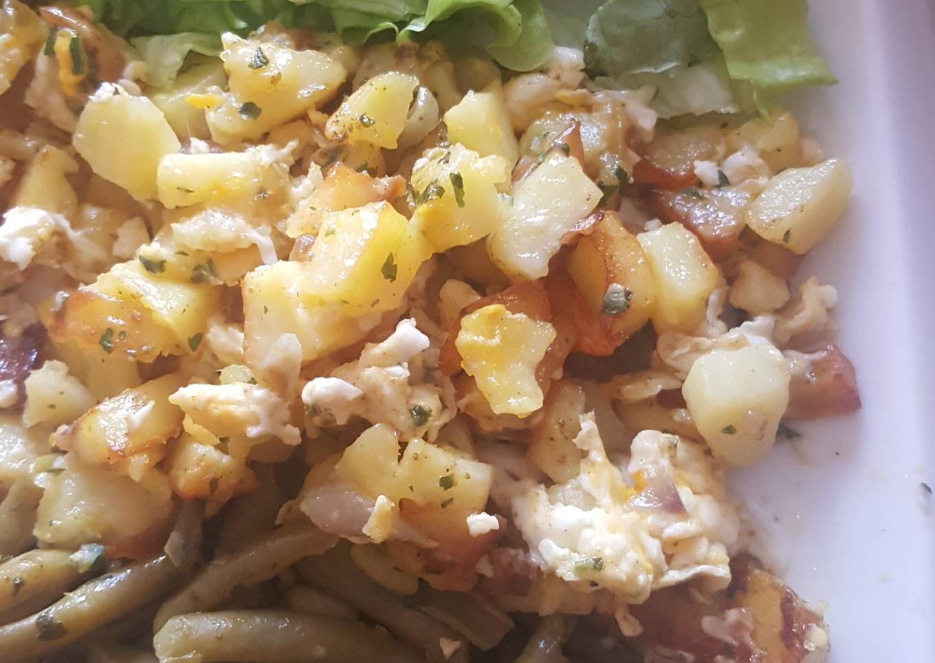 Pommes de terre & oignons aux oeufs brouillés