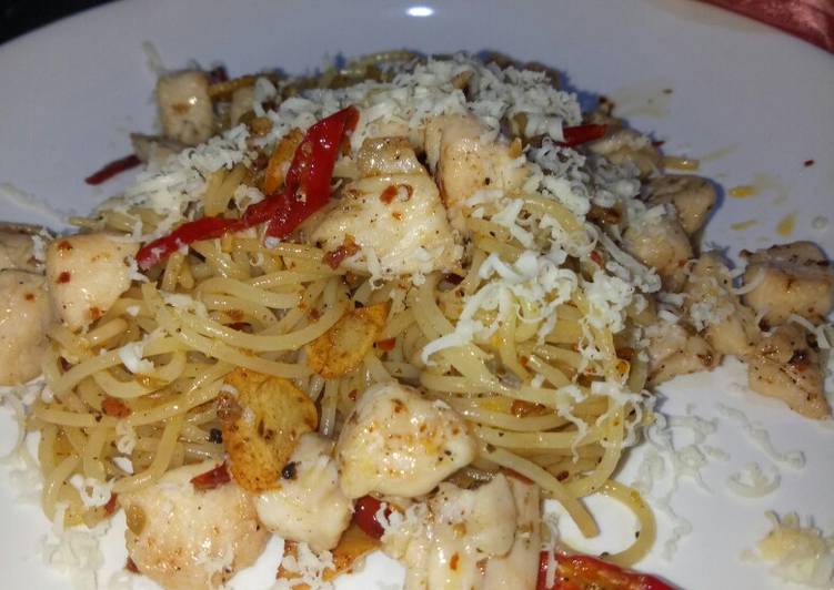 Cara Gampang Menyiapkan Spaghetti Aglio Olio with Chicken yang Enak