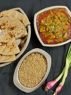 લીલી ડુંગળી રીંગણાં નું શાક (Lili Dungri Ringan Shak Recipe In Gujarati) રેસીપી મુખ્ય ફોટો