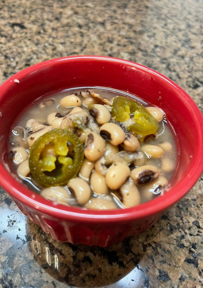 A picture of Blackeyed Peas with Jalapeños.