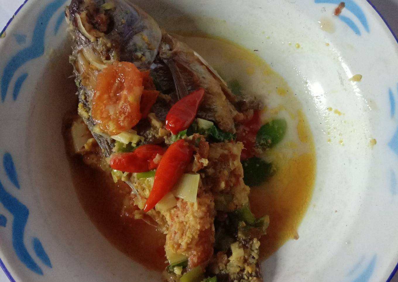 Ikan nila bumbu kemiri