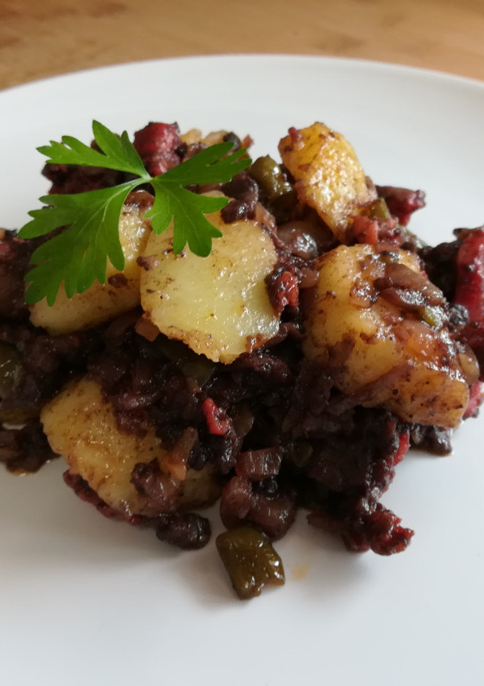 Una foto de Revuelto de morcilla y chorizo