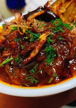 A picture of Restaurant style Malai pyaz gravy.